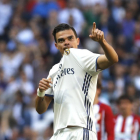 El defensa portugués del Real Madrid Pepe celebra su gol marcado ante el Atlético de Madrid durante el partido correspondiente a la trigésimo primera jornada de LaLiga Santander disputado en el estadio Santiago Bernabéu.-Ballesteros