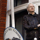 Julian Assange, en la embajada de Ecuador en Londres.-AP / FRANK AUGSTEIN