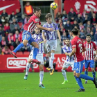 Toni salta con el sportinguista Scepovic para cabecear el balón.-LOF