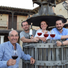 Los hermanos Alfredo, Inés y Pablo (de izquierda a derecha), dentro de una antigua prensa, junto a su padre Alfredo.-ARGICOMUNICACIÓN