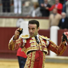 Enrique Ponce muestra a los aficionados las dos orejas cosechadas ante el quinto toro.-JOSÉ SALVADOR