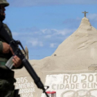 Un soldado patrulla por la playa de Copacabana, en Río.-REUTERS / RICARDO MORAES