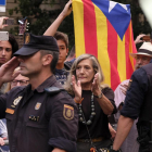 Un grupo de manifestantes ayer durante la reunión de coordinación policial en la Delagación del Gobierno en Cataluña.-JORDI SOTERAS