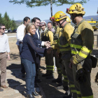 La vicepresidenta y portavoz, Rosa Valdeón, y el consejero de Fomento y Medio Ambiente, Juan Carlos Suárez-Quiñones, visitan los medios del operativo contra incendios de la base aérea de Rosinos de la Requejada, en Zamora-ICAL
