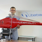 Miguel Sanz Vidal muestra el helicóptero fumigador que construye la empresa palentina Überbaum.-MANUEL BRÁGIMO.