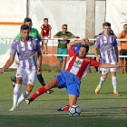 Álex Pérez da un pase ante la presencia de un jugador del Atlético Tordesillas.-PABLO REQUEJO