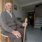 Un varón de la tercera edad en un vivienda en un pueblo de la provincia de Soria.-MARIO TEJEDOR