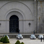 Guardia reforzada en el Valle de los Caídos: cuatro coches de la Guardia Civil ante una de las puertas de la basílica de la Santa Cruz.-JOSÉ LUIS ROCA