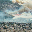 Un incendio en un monte cercano a Atenas cubre de humo la ciudad.-Foto: ATLAS