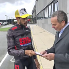 Andrés Turienzo entrega la carta a Jean–Marc Lechene en la central de Vestas en Aarhus, Dinamarca.-E. M.