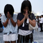 Una madre y una hija oran en la ceremonia celebrada en el Parque Memorial de la Paz.-Foto: REUTERS / TORU HANAI