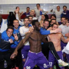 Los jugadores del Espanyol celebran el pase a semifinales en los vestuarios del Sánchez Pizjuán.-Foto: RCD ESPANYOL