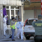 Guardia Civil y agentes de la Policía Científica en el bar donde apareció muerto el agresor de la mujer asesinada en Guardo.-ICAL