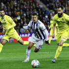 Ben Arfa corre en pos del balón en lucha con Gaspar. - J.M. LOSTAU