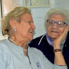 La ‘abuela’ de Cigales, Teodula Pilar, con su hija Cecilia ayer, en la celebración de su 109 cumpleaños.-EL MUNDO