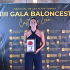 Sofía Alonso tras recoger el galardón en la gala regional de baloncesto. / FBCYL