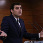 Rueda de prensa de Albert Rivera al término de su reunión con Mariano Rajoy, este lunes en la Moncloa.-DAVID CASTRO