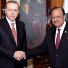 El presidente de Turquía, Recep Tayyip Erdogan (izquierda), junto a su homólogo paquistaní, Mamnoon Hussain, en Islamabad, el 16 de noviembre.-AP