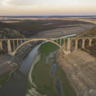 La bajada del nivel de las aguas a causa de la sequía en el embalse de Ricobayo, en el puente de la Estrella.-ICAL