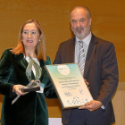 La presidenta del Congreso, Ana Pastor, acompañada de Alex Miranda, promotor del premio.-J.M. LOSTAU