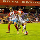 Álex López intenta eludir el marcaje de Miquel y Jordi en el partido disputado en el Anxo Carro.-PHOTO-DEPORTE