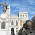 Un turista fotografía la estatua del Conde Ansúrez.-El Mundo