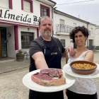 Chema y Araceli, a las puertas del restaurante Almeida, en Almeida de Sayago.