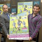 arrote y Merino sostienen el cartel anunciador del partido. J-JAVIER BARBANCHO