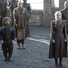 Tyrion (Peter Dinklage) y Daenerys (Emilia Clarke), con Lord Varys (Conleth Hill) entre ambos, detrás.-HBO