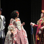 Escena de ‘El lindo Don Diego’ que se estrena este domingo en el teatro Zorrilla.-ARCÓN DE OLID
