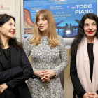 La directora general de Políticas Culturales, Mar Sancho, presenta la iniciativa 'Todo piano', previa al concierto de abono número ocho de la temporada de la Orquesta Sinfónica de Castilla y León. Junto a ella, las pianistas Katia Labéque (I) y Marielle L-ICAL
