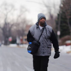 James Ronertson, de camino al trabajo.-Foto: AP / RYAN GARZA