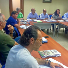Imagen de los asistentes a la reunión mantenida ayer entre los represantes de los trabajadores de Auvasa y la empresa.-E.M.