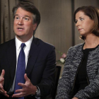 El juez Brett Kavanaugh, junto a su esposa Ashley Estes Kavanaugh, durante una entrevista con la cadena Fox.-JACQUELYN MARTIN (AP)