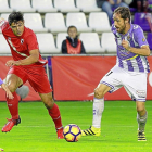 Borja Lasso sigue a Míchel, durante el Real Valladolid-Sevilla Atlético de la 16-17.-J.M. LOSTAU