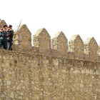 En la imagen, la guardia del castillo medieval hace el relevo en Urueña durante una recreación histórica.-