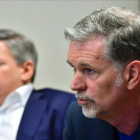 Ted Sarandos y Reed Hastings, director de contenidos y fundador y CEO de Netflix, en la presentación de nuevas producciones de la plataforma de 'streaming', en Berlín.-JOHN MACDOUGALL