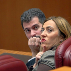 Luis Tudanca junto a la viceportavoz socialista, Virginia Barcones, durante el plneo de ayer.-ICAL
