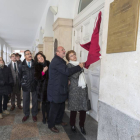 El alcalde de Valladolid, Francisco Javier León de la Riva, descubre la placa conmemorativa de Marienma junto a la sobrina de la bailarina, Teresa Recuerdo, y la concejala de Cultura, Mercedes Cantalapiedra-Ical