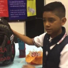 El niño Juan David Hernández presenta la mochila anti-secuestros.-
