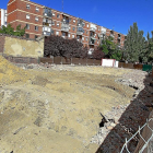 La parcela del antiguo colegio de San Juan de la Cruz, donde ya sólo quedan algunos escombros.-J.M. LOSTAU