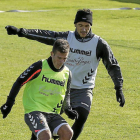 El chileno Diego Rubio pasa el cuero ante el marcaje del uruguayo Marcelo Silva.-Balcaza