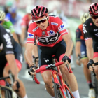 Froome, arropado por sus compañeros del Team Sky, en la última etapa de la Vuelta 2017.-AFP / JOSE JORDAN