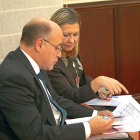 Pilar del Olmo consulta una partida junto con el dir. general de Presupuestos, Armando Baeta.-ICAL