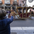 Un niño saluda a los Reyes Magos al paso de la carroza en su calle casi sin gente, el 5 de enero. PABLO REQUEJO / PHOTOGENIC