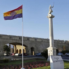 La bandera republicana izada en la Plaza Constitución de Cádiz.-ROMÁN RÍOS
