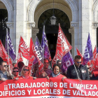 Los trabajadores de la limpieza en la Plaza Mayor.-ICAL