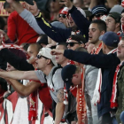 Los seguidores del Colonia, en campo del Arsenal-AP / KIRSTY WIGGLESWORTH