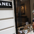 Flores en recuerdo de Lagerfeld en una boutique Chanel de París.-AP / CHRISTOPHE ENA