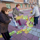 Vecinos de la Rondilla preparando la concentración para mantener el antiguo San Juan de laCruz.-Pablo Requejo